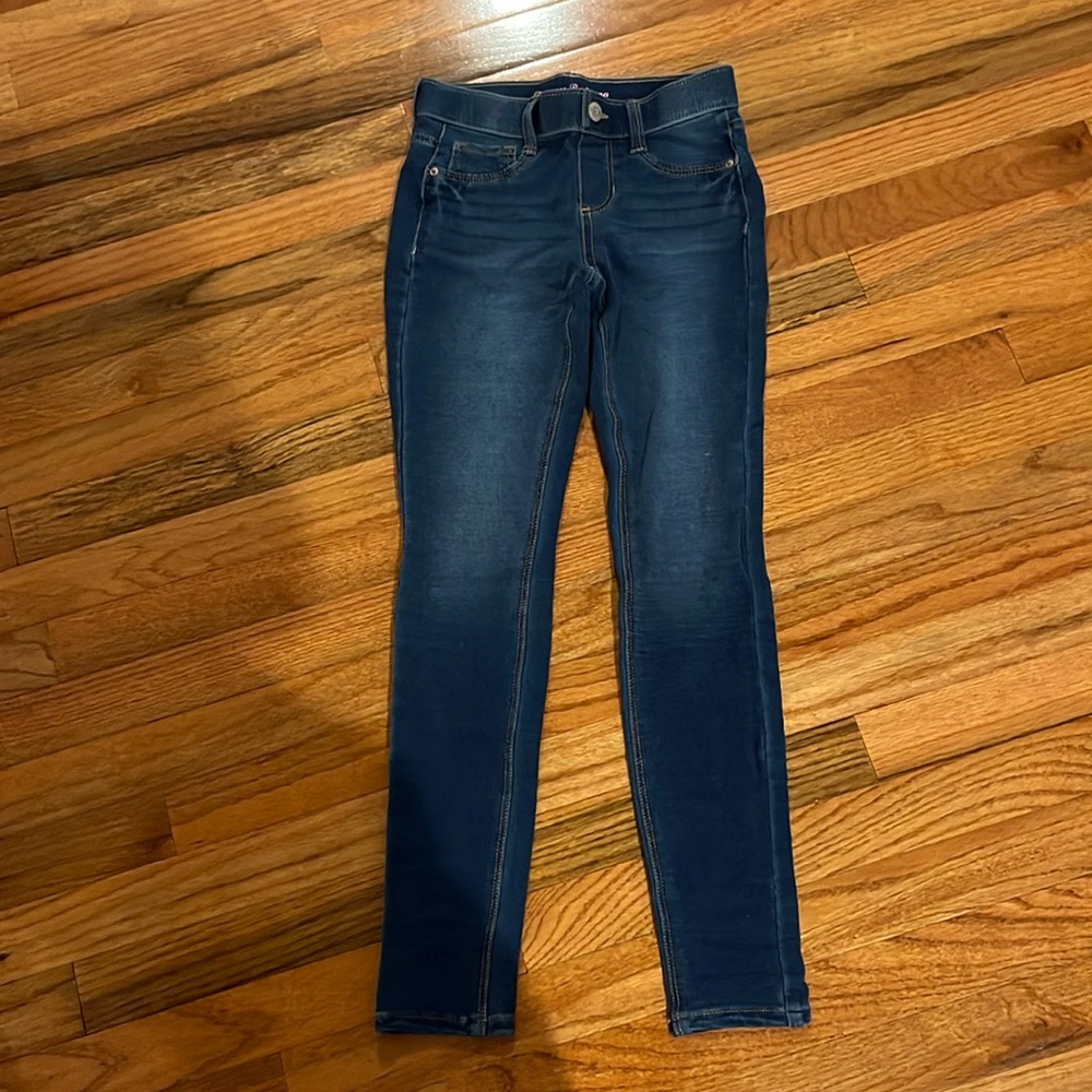 Blue Jean pants with two pockets in front and back with a button no zipper